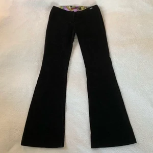 miss sixty byxor - säljer dessa ursnygga utsvängda och lågmidjade miss sixty byxor i manchester/corduroy!! köpte dem här på plick men de var tyvärr för små! innerbenslängden är 78 cm och midjemåttet är 74 cm ^^💗  knappen på insidan är borta men det gör ingen skillnad synligt alls, inte på passformen heller, så länge de sitter på rätt person! 