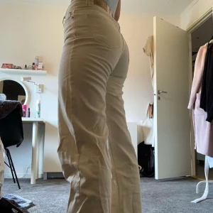Weekday jeans - Beiga så snygga jeans från weekday💕💕 Storlek W29 L32. Knappt använda och jättefina❤️❤️ Kan mötas upp i Stockholm om man vill slippa betala frakt🥰