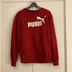 Puma - En röd sweatshirt från puma i bra skick, storlek M❤️❤️