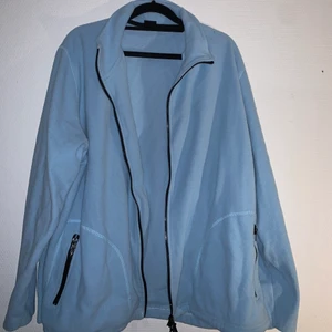 Sport It Fleece - Blå fleecetröja från märket Sport It köpt secondhand. Väldigt mjuk och i bra skick! Strl L