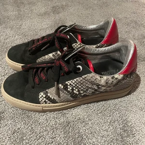 Zadig skor  - Snygga skor i storlek 38. Sparsamt använda. Köpta för 2700kr. Kontakta om ni har frågor.❤️