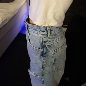 High-waist gina tricot jeans i str 34 - Säljer ett par håliga jeans då de blivit för stora. Använt ca 2 gånger så är i väldigt bra skick! Två hål på knänen. 
