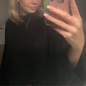 Svart Stickad tröja strl XS - Super snygg stickad tröja som är mysig! Har ej kommit till användning förutom fåtal gånger och är i nyskick inprincip!🤍 nypris 300kr!