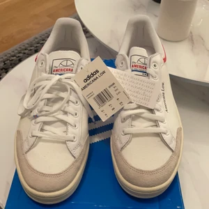 Adidas sneakers - Helt nya Adidas skor i storlek 44! Säljer pga fel storlek när min bror beställde dem. Lapparna sitter kvar. 