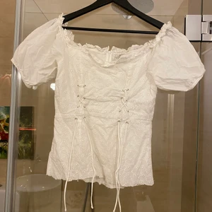 Topp - Nelly topp i storlek 36, as najs att ha lite off-shoulder med fint mönster och knytningar som man kan justera passformen med ✨