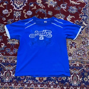 Babytee - Såå fin babytee från märket Gothic clothing Urban❤️ så fint tryck både fram och bak!