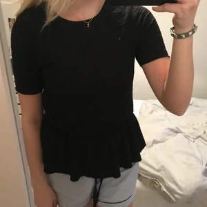 Gullig T-shirt  - Populär t-shirt med volanger nertill, knappt använd, storlek S💕