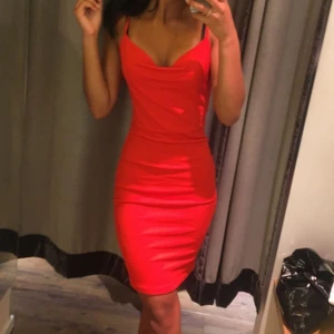 Röd klänning från BIK BOK i strl xs  - Fin klänning från Bik Bok, helt oanvänd❤️‍🔥