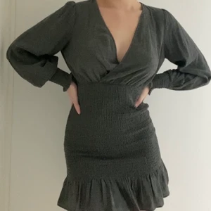 Ny zara klänning - Mörkgrå jättefin klänning från zara med lappen fortfarande på