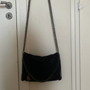Väska  - Hej! Det är en väska som är i gott skick. Svart 💗