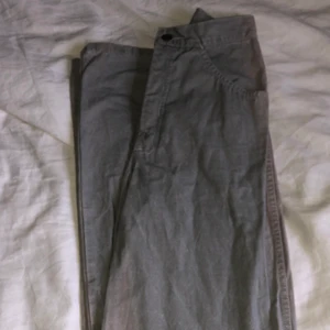 Grå beige wrangler jeans - Säljer dessa snygga wrangler jeans pga att dem är för små för mig tyvärr. Jag vet inte storleken men om jag skulle gissa så är det ett par 24 i midjan och 31/32 i benen. Byxorna är solblekta på vissa kanter på benen, detta tycker jag dock bara gör dem extra snygga och unika. Annars är det fint skick på byxorna.