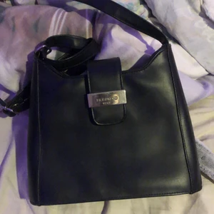 Jätte snygg liten väska  - Jätte snygg vintage svart/skin väska från MICK-GWEND (Paris) 