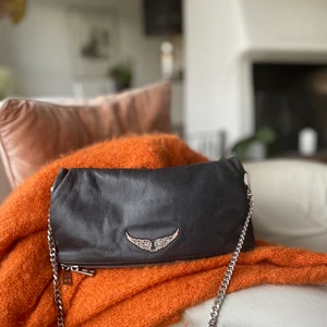 Zadig väska - Lägger upp igen då väskan inte såldes. En jättefin zadigväska i läder i den stora modellen!❤️ väskan har en skada (bild finns) men är Annas i bra skick. Bara ett band ingår då jag köpte den så!💕
