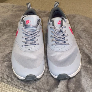 Nike air max thea strl 38.5 - Nike air max thea i storlek 38,5. Grå med rosa nike märke. Bra skick, knappt använd