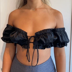 Svart top - Från Gina, använd under en kväll. Nypris 349;-