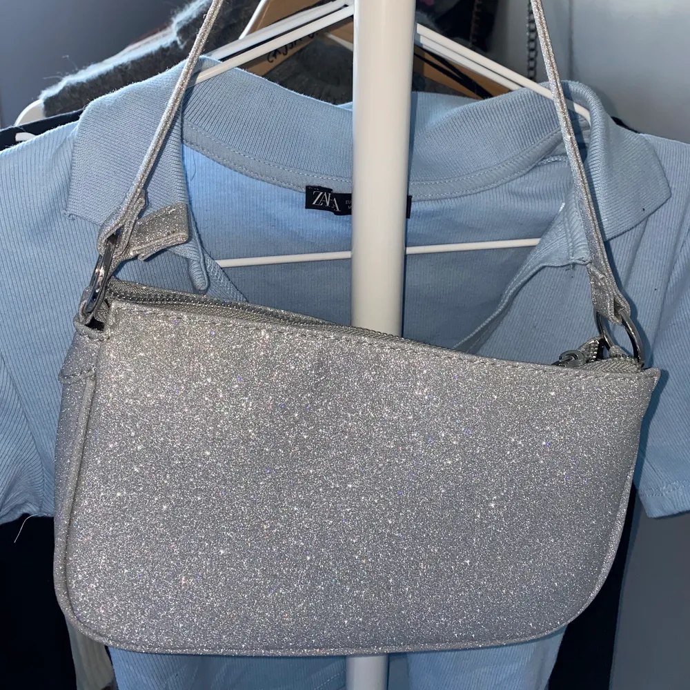 Säljer denna superfina glittriga väska från Gina tricot💕💕. Accessoarer.