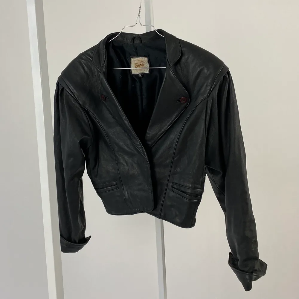 Cropped leather jacket w shoulder pads size S/M. Jackor.