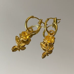 Handgjorda örhängen  - GRATIS FRAKT❣️ @bladhsmycken på instagram