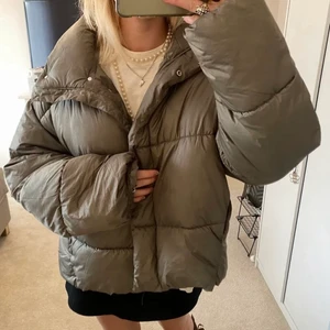 puffer jacka - grön trendig jacka ifrån hm! köptes förra säsongen så går inte att få tag i. Ny skick! bilden visar en L, min är i storlek S! sitter jättefint oversize på en xs/s också!