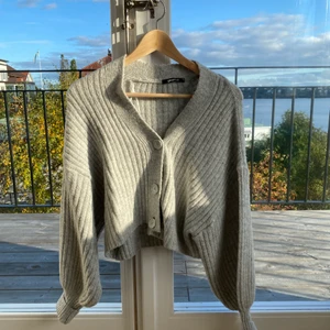 Gina tricot kofta  - Säljer min fina kofta som tyvärr inte kommer till användning❤️ den är i storlek xs men sitter lite oversized så den passar xs-s❤️ hör av dig vid intresse eller frågor❤️