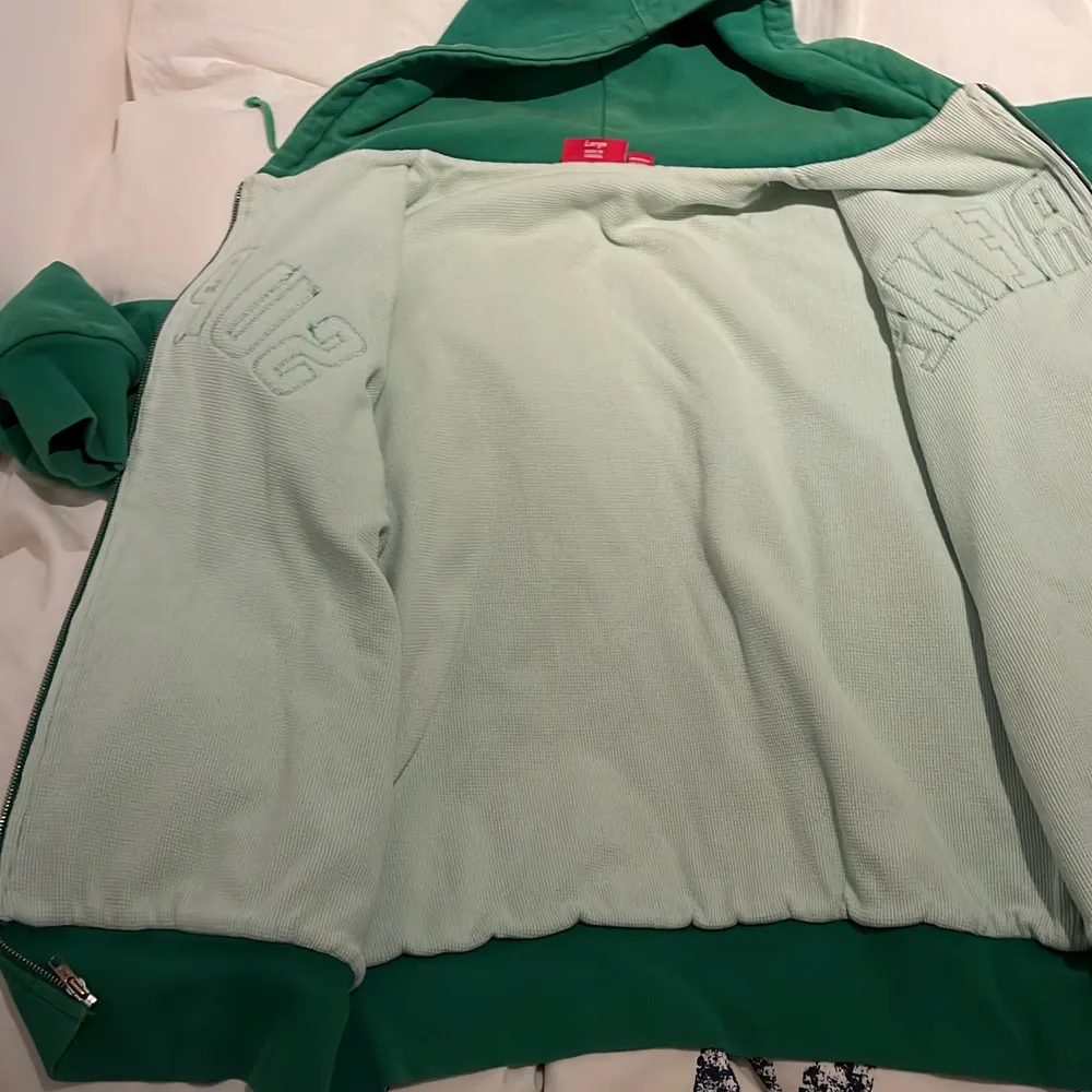 Säljer den här skitcoola gröna supreme zip hoodien i storlek large (stor i storlek), den är oanvänd, så den är i väldigt bra skick. Köparen betalar frakten. Den är köpt för 4000kr. . Hoodies.