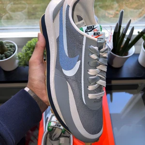 Clot x Sacai x Nike LDWaffle “Cool Grey” - Clot x Sacai x Nike LDWaffle “Cool Grey” 🐘▶️  Storlek:  44,5   Pris: 2699kr skick:9/10