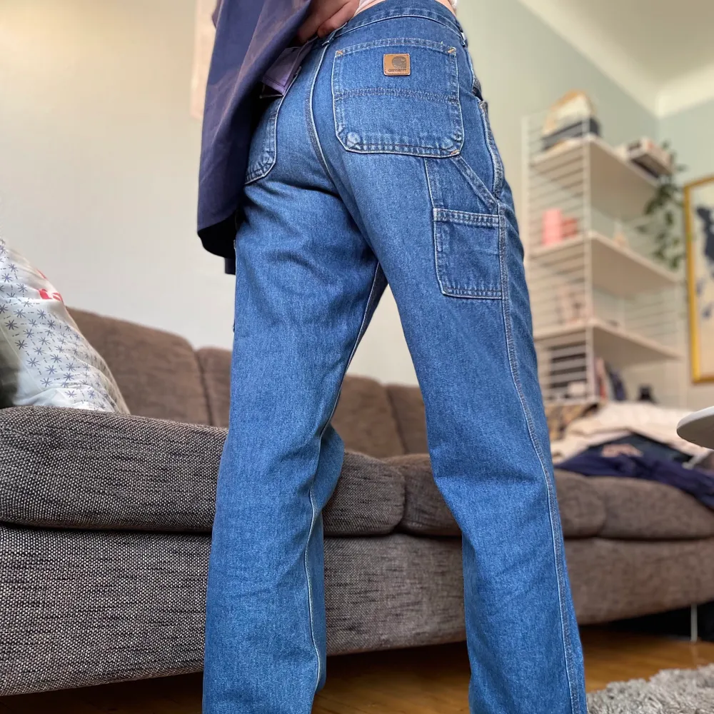 Super snygga baggy carhartt byxor! Passar mig som är ganska liten typ storlek xs-s men passar också min kompis som oftast har M!. Jeans & Byxor.