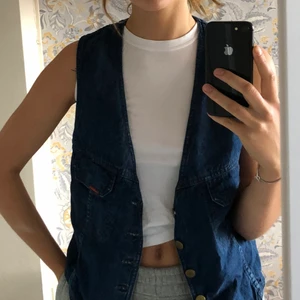 Jeansväst - Jättecool jeansväst som jag använder alldeles för lite och därför säljer. Sitter lagom oversize på mig som vanligtvis har S!!