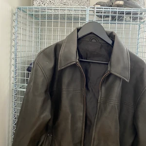 SKINNJACKA - Snygg skinnjacka i herrmodell så aningen oversized. Storlek M. Färgen är grå/svart.