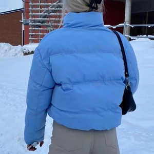 blå vinterjacka ! - köpte förra året så bra skick! använd 10tals gånger, högsta bud 400kr