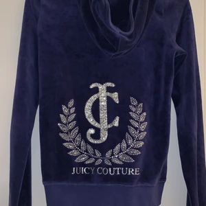 juicy kofta - jättefin blå/lila kofta från juicy couture som jag säljer pga inte min storlek. änvänd en gång och är i bra skick, förutom lappen som är lite avsliten :)