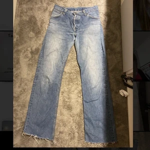 Supertrendiga Lee jeans - Ett par jeans från Lee som jag tyvärr vuxit ur. De är insydda i midjan och låren vilket ger de en bootcut liknande modell. Jag skulle säga att de är lågmidjade i storlek 36-38 ungefär och de är väldigt långa (går över skorna även för mig som är 180 cm). Jag har ingen möjlighet att visa de på eftersom de är för små men skriv privat så kan jag mäta eller försöka hjälpa till för att veta om de passar❤️‍🔥