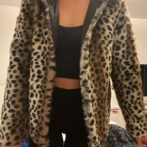 DRY LAKE jacka - Varm höst/vinterjacka med luva. XS men passar även S (jag är en xs-s). Köpt ny för 2 år sen men knappt använd. Köpt för ca 1500 kr