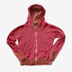 Tight hoodie - Superfin rosa hoodie i mjukt tunt tyg som liknar de från juicy💕 Har små fläckar därav priset men märks inte mycket och går kanske att ta bort 😚 Superfin till lågmidjade jeans!!!