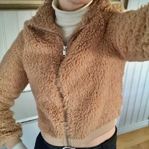 teddykofta strl xs - Beige/brun Teddy kofta från Gina tricot. Med dragkedja , polo och muddar. För kort för mig (172cm) storlek XS. Säljer pågrund av att jag typ aldrig använt den. Mycket fint skick. Använd ett fåtal gånger. Mer bilder eller så, skriv till mig<3