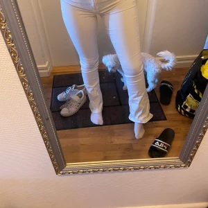 Byxor - Bootcut jeans från Gina! 