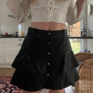 En kjol i skinnimitation från zara! Mycket bra skick och trendig nu till hösten😍 Storlek M men passar S och M🙌💓