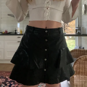 Skinnskallar fråm zara - En kjol i skinnimitation från zara! Mycket bra skick och trendig nu till hösten😍 Storlek M men passar S och M🙌💓