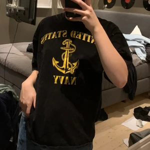 OVERSIZED united states navy  - bra skick, storlek XL köptes second hand