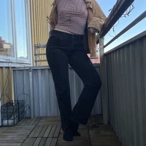 Svarta jeans - Ett bar lågmidjade/midwaist raka jeans, sitter riktigt snyggt.