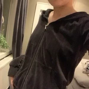 Svart sammet topp - kofta som inte använts på länge, strl M, inget slitage på koftan.