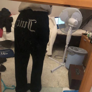 Juicy Couture  - Säljer nu dessa fina juicy couture mjukisar storlek XS, super sköna, endast testade, säljer då dom var för stora för mig. Perfekt skick, köparen står för frakten. Alla diamanter finns kvar 