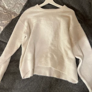 Vit fluffig kofta - Vit fluffig kofta storlek M. 70kr + frakt