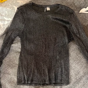 Glittrig tröja  - Glittrig tröja i storlek s, 50 kr plus frakt 