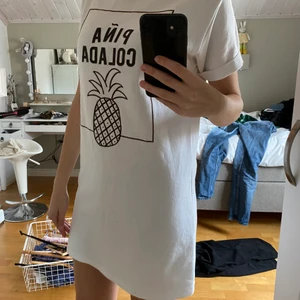 T-shirt klänning - Annanas tryck ”pina colada”  strandklänning