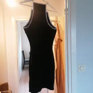 Klassisk enkel Calvin Klein klänning. För stor för mig, aldrig använt ute. Köpt för 789 kr. 