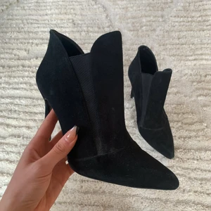 Zara klackskor  - Säljer ett par supersnygga klackar från Zara. Endast använda ett fåtal gånger!! Storlek 39 men passar mig som har 38. 