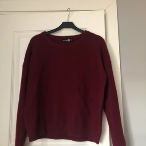 Vinröd tröja - Fin vidröd stickad tröja från Boohoo i storlek XS. Tröjan är i fint skick 🤎