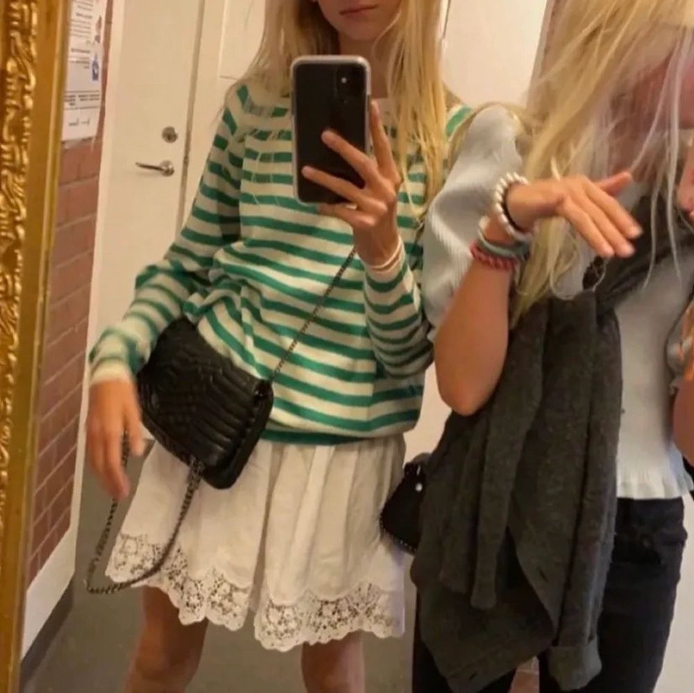 säljer nu min super fina tröja från zara då jag inte får så mycket andhämtning av den, nyskick andvänd ca 2-3 gånger så är som ny!💗 kontakta mig vid intresse ❗️är inte helt säker på om jag vill sälja så säljer bara vid bra bud❗️(lånade bilder utom 2:a bilden som är min) . Tröjor & Koftor.