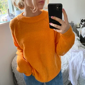 Mysig stickad tröja - Super mysig stickad tröja perfekt nu till hösten. Kommer aldrig till användning och bara hänger i garderoben, därför sälja den. Startbidrag 59kr+frakt💕 (storlek L, men själv har jag vanligtvis S i överdel. Ni ser på bilderna hur den sitter på mig)